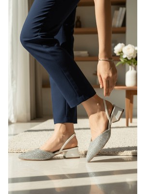 Divolya Taylor Beyaz Taşlı Bakılı (4 Cm) Sivri Burun Topuklu Ayakkabı