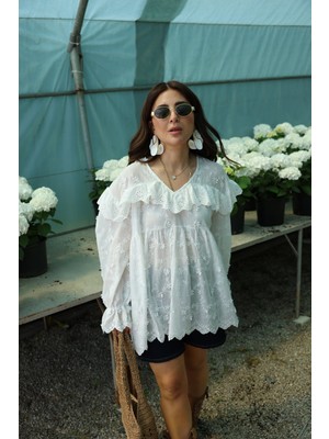 Fisto Işlemeli Inci Kolyeli Bluz