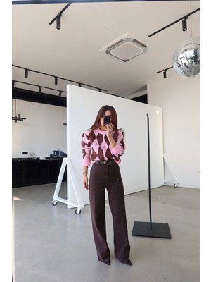 Özge Özgenç Paçası Kesik Deri Kemerli Jean