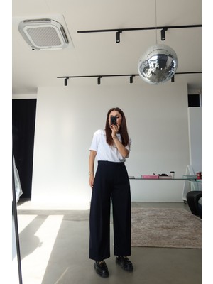 Özge Özgenç Pileli Geniş Kalıp Kumaş Pantolon