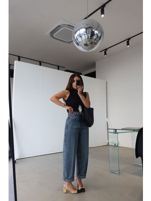 Özge Özgenç Paçası Lazer Kesikli Boyfriend Jean