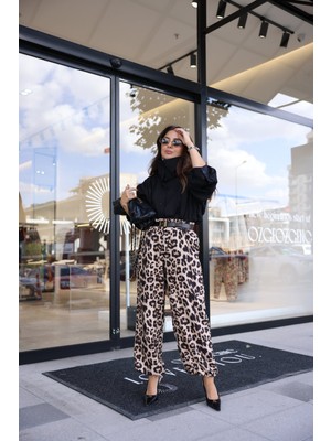 Özge Özgenç Beli ve Paçası Lastikli Leaopar Desen Pantolon