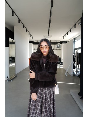 Özge Özgenç Yakası Kürk Detaylı Peluş Ceket