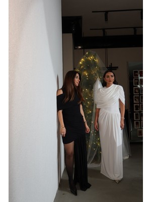 Özge Özgenç Drapeli ve Uzun Dökümlü Elbise