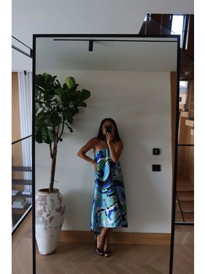 Özge Özgenç Aksesuar Detaylı Desenli Saten Elbise