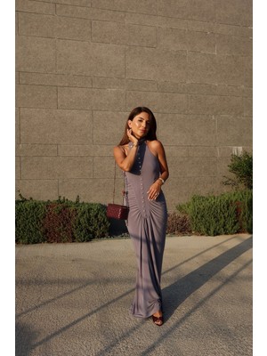 Özge Özgenç Düğme ve Drapeli Maxi Elbise