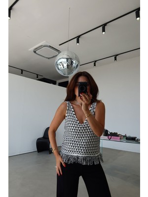 V Yaka Kolsuz Püsküllü Triko Süveter