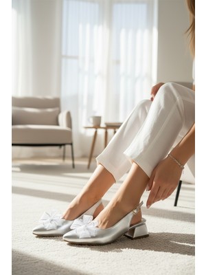 Divolya Feral Fiyonklu Gümüş (4 cm Topuk Boyu ) Sivri Burun Topuklu Babet Ayakkabı