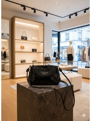 Huma Butik Takı Aksesuar Rugan Mini Kadın Omuz Çantası – Siyah Şık ve Modern Tasarım