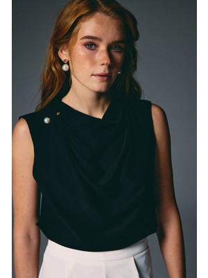 Sateen Inci Broşlu Degaje Bluz - Siyah