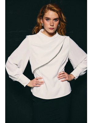 Sateen Ön Aksesuarlı Bluz - Ekru