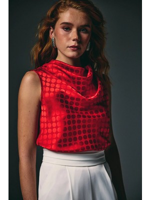 Sateen Puantiye Desenli Kolsuz Bluz - Kırmızı