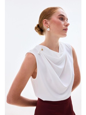 Sateen Inci Broşlu Degaje Bluz - Ekru