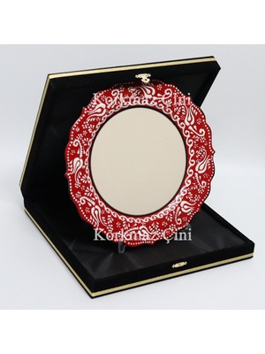 Korkmaz Çini 26 cm Beyaz Kabartma Kaligrafi Tabağı