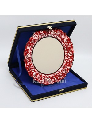 Korkmaz Çini 26 cm Beyaz Kabartma Kaligrafi Tabağı