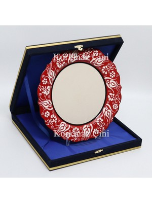 Korkmaz Çini 26 cm Beyaz Kabartma Kaligrafi Tabağı