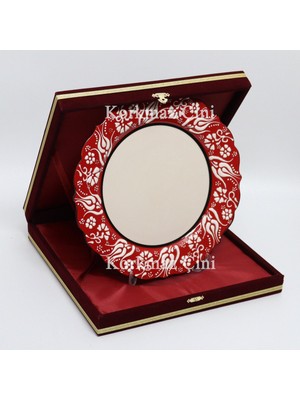 Korkmaz Çini 26 cm Beyaz Kabartma Kaligrafi Tabağı