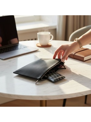 Plush Studio İstanbul Noır Case Deri Clutch El Çantası | Şık, Minimal & Zamansız Tasarım 22x16cm