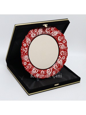 Korkmaz Çini 26 cm Beyaz Kabartma Kaligrafi Tabağı