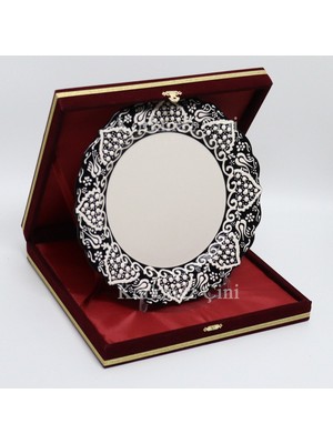 Korkmaz Çini 26 cm Beyaz Kabartma Kaligrafi Tabağı