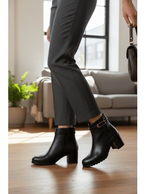 Divolya Rober Siyah Tokalı Deri ( 5 cm Topuklu ) Günlük Kullanım Kadın Botu