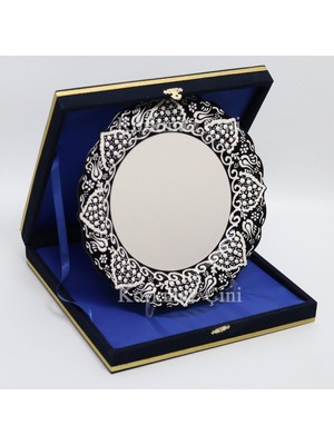 Korkmaz Çini 26 cm Beyaz Kabartma Kaligrafi Tabağı