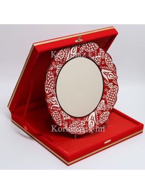 Korkmaz Çini 26 cm Beyaz Kabartma Kaligrafi Tabağı