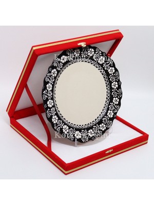 Korkmaz Çini 26 cm Beyaz Kabartma Kaligrafi Tabağı