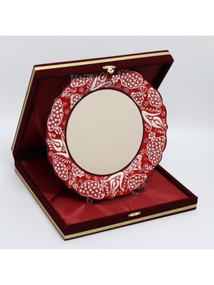 Korkmaz Çini 26 cm Beyaz Kabartma Kaligrafi Tabağı