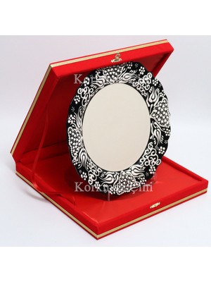 Korkmaz Çini 26 cm Beyaz Kabartma Kaligrafi Tabağı