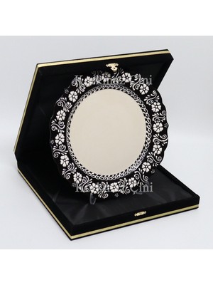 Korkmaz Çini 26 cm Beyaz Kabartma Kaligrafi Tabağı