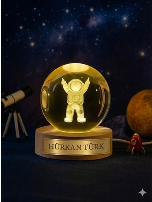 Kesene Isime Kişiye Özel Ledli USB Ahşap Standlı Astronot Temalı Kristal Küre LED Oda Masa ve Gece Lambası