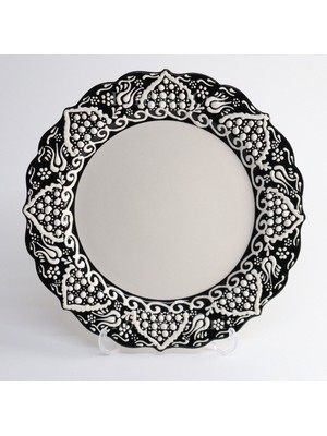 Korkmaz Çini 26 cm Beyaz Kabartma Kaligrafi Tabağı