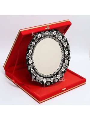 Korkmaz Çini 26 cm Beyaz Kabartma Kaligrafi Tabağı