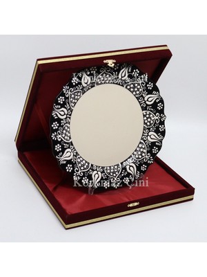 Korkmaz Çini 26 cm Beyaz Kabartma Kaligrafi Tabağı