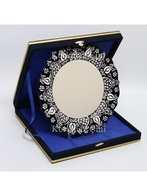 Korkmaz Çini 26 cm Beyaz Kabartma Kaligrafi Tabağı