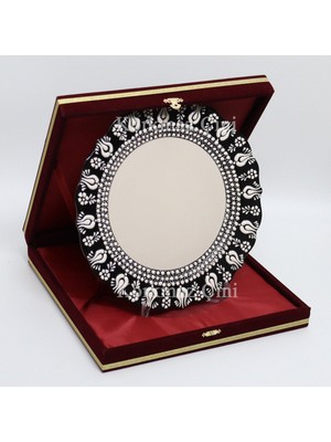 Korkmaz Çini 26 cm Beyaz Kabartma Kaligrafi Tabağı