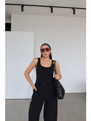 Özge Özgenç Kalın Askılı U Yaka Atlet