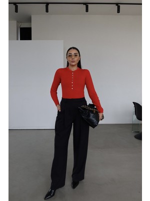 Özge Özgenç Çift Pileli Düğme Detaylı Kumaş Pantolon