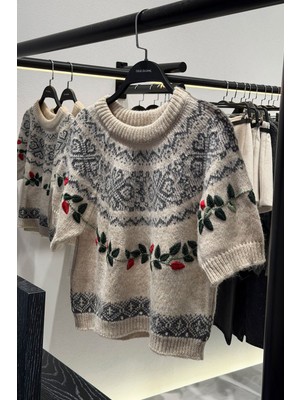 Özge Özgenç Üzeri Işlemeli Kısa Kollu Triko