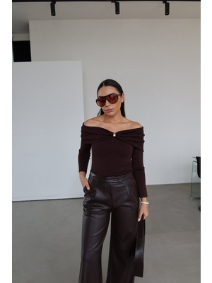 Özge Özgenç Madonna Yaka Aksesuarlı Triko