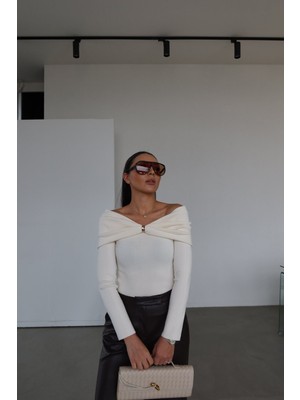 Özge Özgenç Madonna Yaka Aksesuarlı Triko