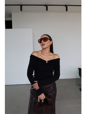 Özge Özgenç Madonna Yaka Aksesuarlı Triko