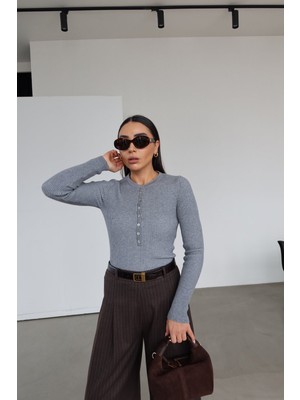 Özge Özgenç Bisiklet Yaka Düğmeli Fitilli Triko Kazak