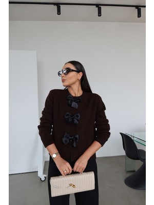 Özge Özgenç Fiyonk Aksesuarlı Hırka