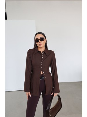 Özge Özgenç Belden Oturtmalı Gümüş Düğmeli Gömlek