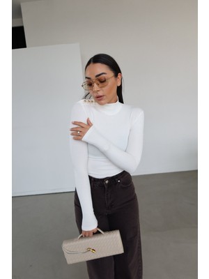 Özge Özgenç Yarım Balıkçı Omuz Kısmı Gold Düğmeli Bluz