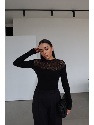 Özge Özgenç Göğüsü Dantelli Arkası Düğmeli Bluz