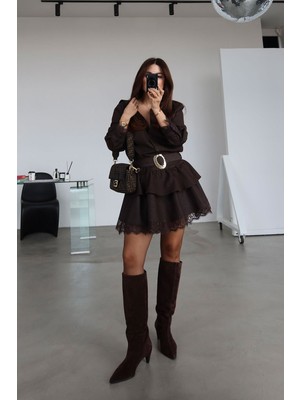 Özge Özgenç Kolları ve Etek Ucu Dantelli Kemeri Büyük Tokalı Premium Elbise