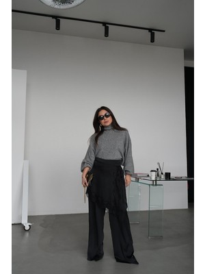 Özge Özgenç Bel Aksesuarlı Dantel Detaylı Saten Pantolon